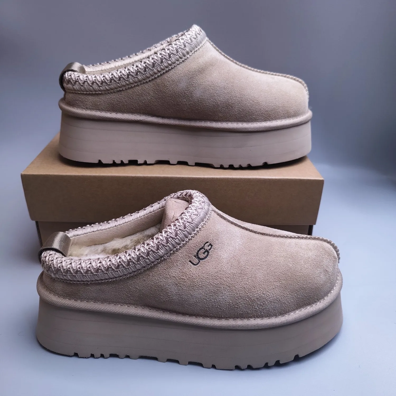 💰440 UGG sheepskin all-in-one snow boots 2553 co-branded national trend style thick-soled one-leg women’s snow boots🐾~ 🍭 A co-branded trendy item launched with well-known designer brands Feng Chen Wang and TELFAR. Zhou Dongyu & Wang Jiaer’s same style Fang Kete boots. The slip-on design makes it easy to put on and take off, and can be used indoors or outdoors. The exotic edging design is eye-catching, and it is definitely worth buying~ 🍭Material: cowhide➕sheep fur Outsole: rubber (light wing technology) 🍭Color: black, maroon, sand, dark green, light gray, chocolate, beige, walnut, brown, dark gray, red 🍭Number of codes: 35-42